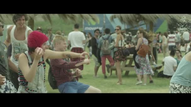 Gente jugando con globos de agua en el campo — Vídeos de Stock