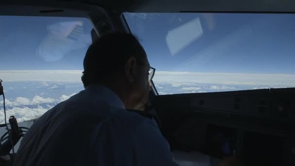 Piloot in de cockpit tijdens vlucht — Stockvideo