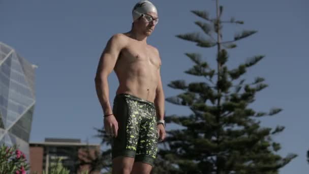 Nadador relajándose en la piscina — Vídeo de stock