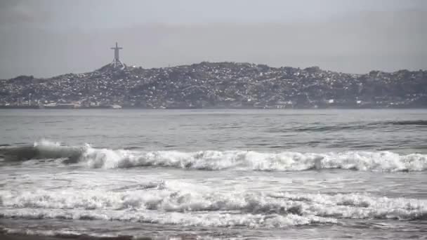 Praia da cidade costeira e ondas — Vídeo de Stock