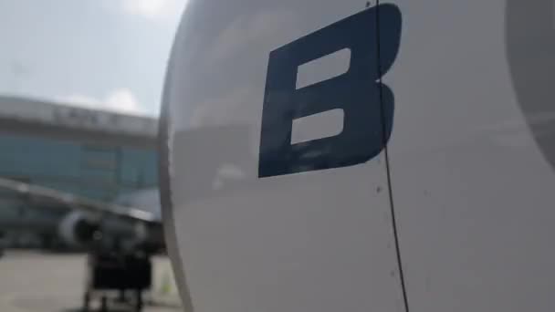 Avión estacionado en una pista — Vídeo de stock