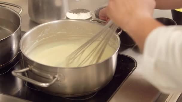 Hand witte saus roeren in pot — Stockvideo