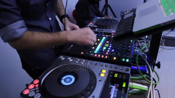 Primer plano de DJ spinning — Vídeos de Stock