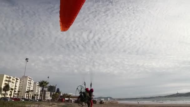 Parapente decolando da praia — Vídeo de Stock