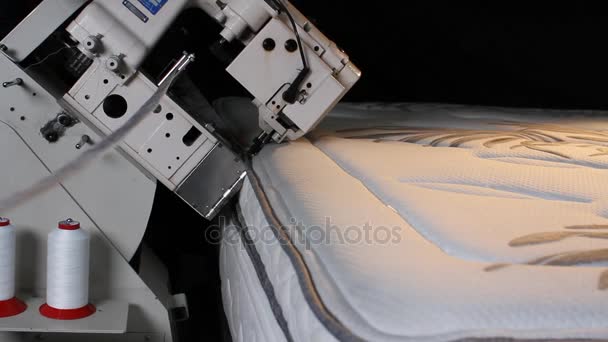 Costura del colchón de la máquina industrial — Vídeo de stock