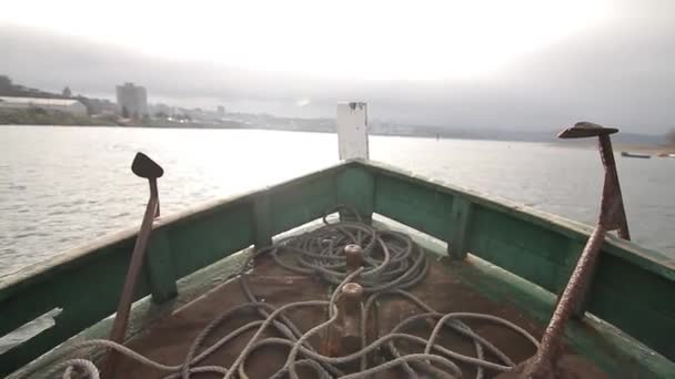 Човен, що пливе на озері — стокове відео