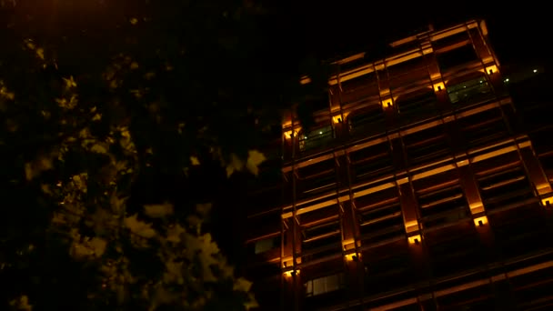 Edificio per uffici di notte — Video Stock