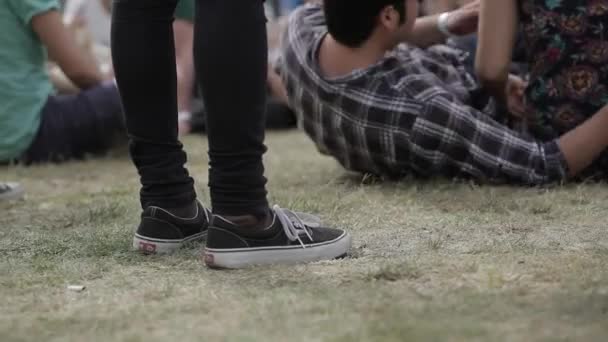 Человек на траве на фестивале — стоковое видео