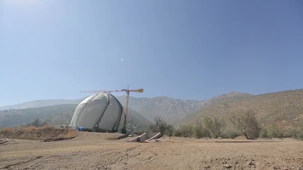 在干燥的景观建设中的圆顶 — 图库视频影像
