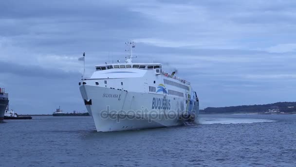 Wide shot van Ferry in Oceaan — Stockvideo
