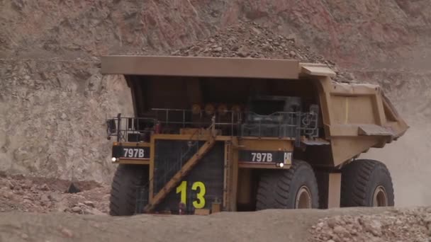 Těžké důlní sklápěč — Stock video