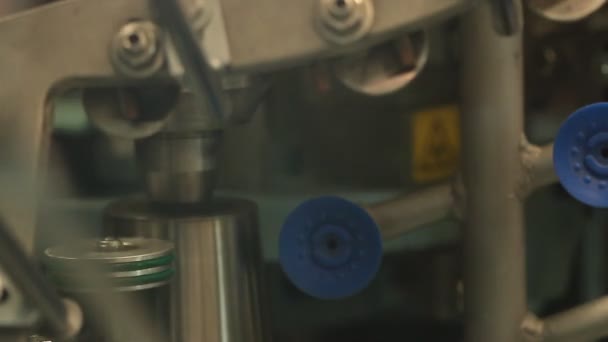 Изготовление бумажных стаканчиков — стоковое видео