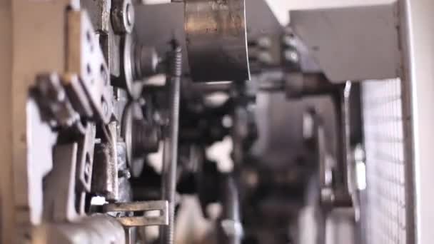 Maschine zur Herstellung von Federn in einer Fabrik — Stockvideo
