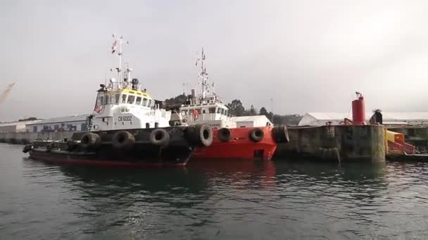 Кораблів поблизу доків в океані — стокове відео