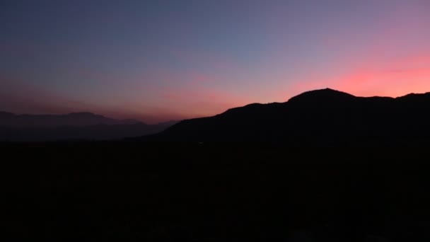 Gebergte bij zonsondergang — Stockvideo