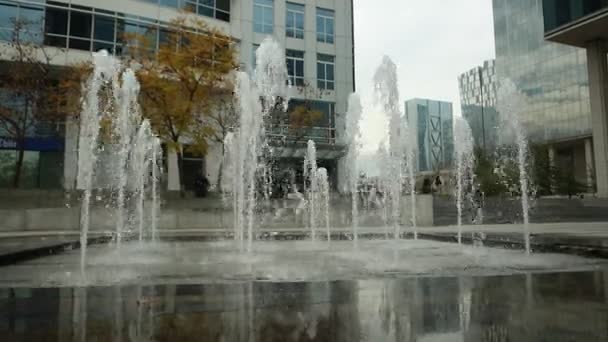 Fuente de agua bailando — Vídeo de stock