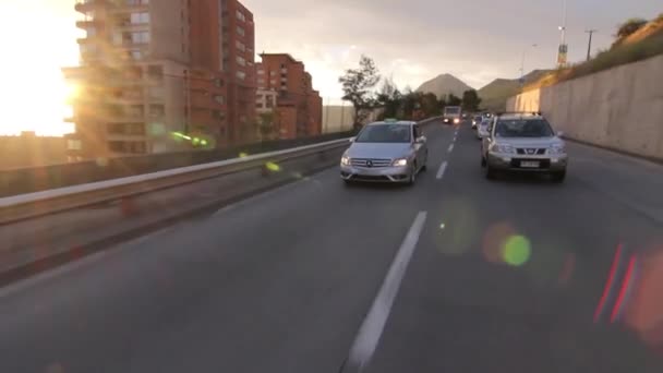 Carros andando na estrada — Vídeo de Stock