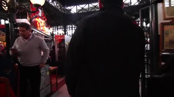 Люди їдальні в центральний ринок Сантьяго — стокове відео