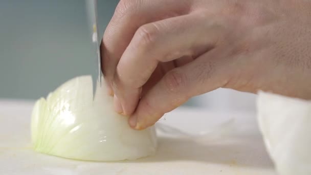 Chef em cubos de cebola — Vídeo de Stock