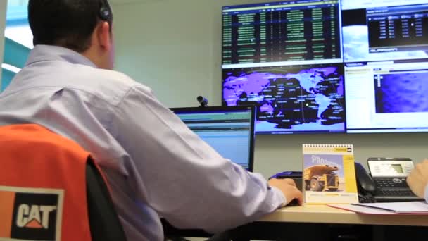 Trabalhadores na sala de controle — Vídeo de Stock