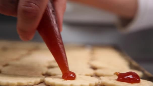 Gelatina o mermelada puesta en las galletas — Vídeo de stock