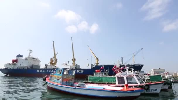 Barcos flotando en el puerto — Vídeos de Stock
