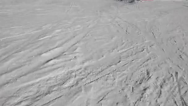 Skiier вниз схил — стокове відео