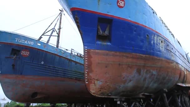 Σκουριασμένα πλοία στο λιμάνι — Αρχείο Βίντεο
