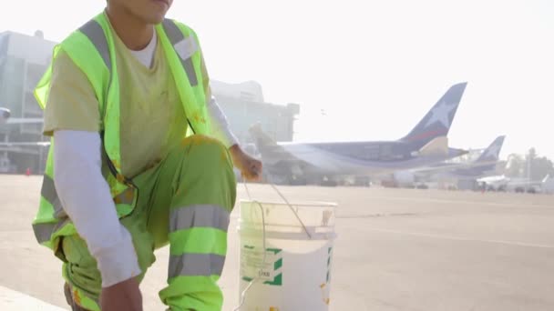 Airport personnel on runway — Stock Video