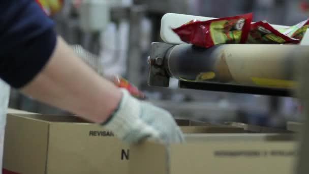 Bolsas de ketchup cayendo en cajas — Vídeo de stock