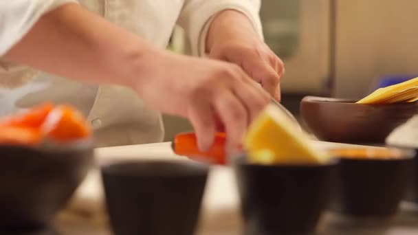 Chef prepara un plato — Vídeos de Stock