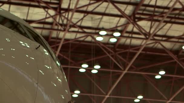 Grand avion dans le hangar — Video