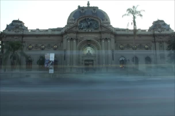 Stadtstraßen mit Museum — Stockvideo