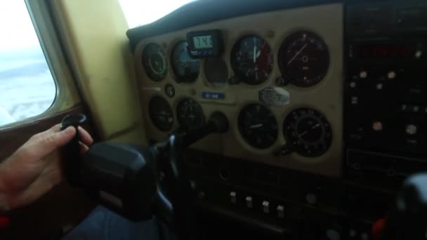 Commandes de l'avion avec les mains du pilote sur le volant — Video