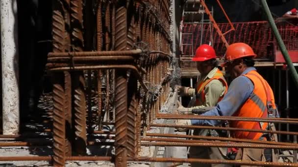 Trabajadores de la construcción — Vídeos de Stock