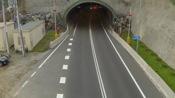 Coches que conducen por carretera — Vídeo de stock