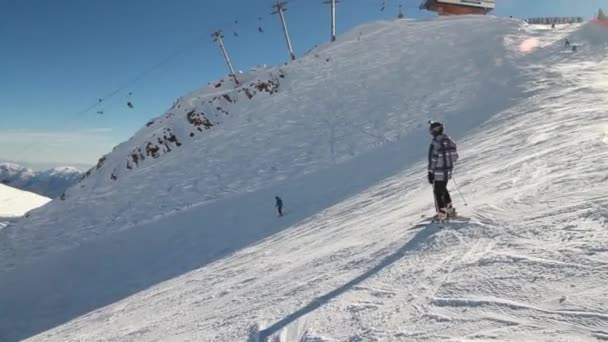 경사면 아래로 skiier — 비디오