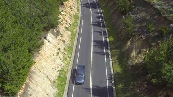 Caminhão na estrada colina — Vídeo de Stock