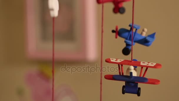 Modellflugzeuge im Schlafzimmer — Stockvideo