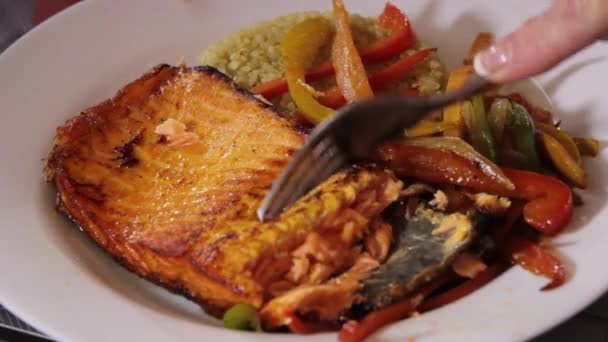 Plato de pescado que se maneja con tenedor — Vídeos de Stock