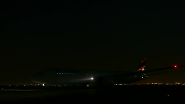 Plane on runway at night — Stock Video