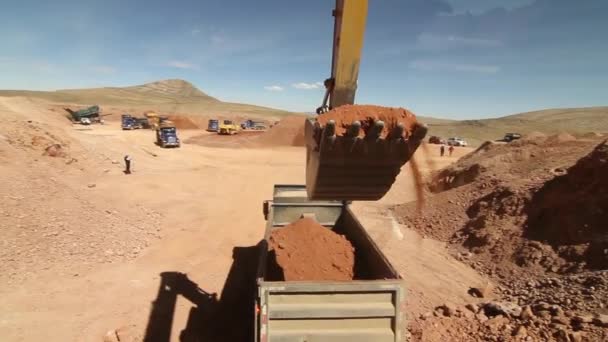 Bulldozer déplaçant le sol — Video