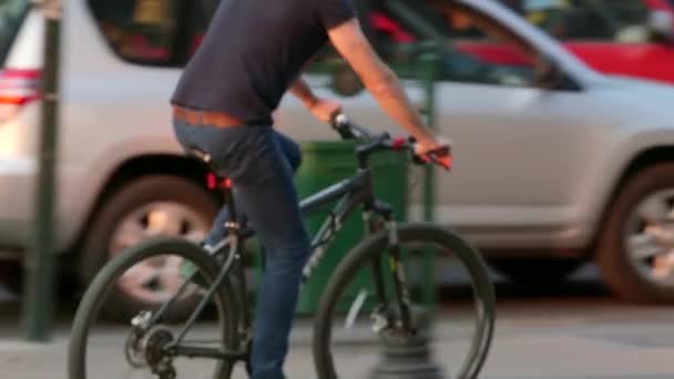 Jeugd rijden fiets — Stockvideo