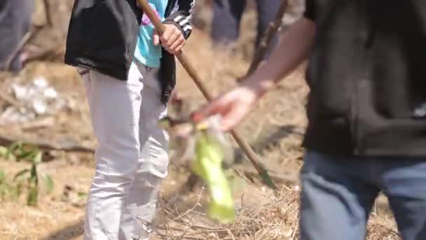 Человек сгребает сухую траву — стоковое видео