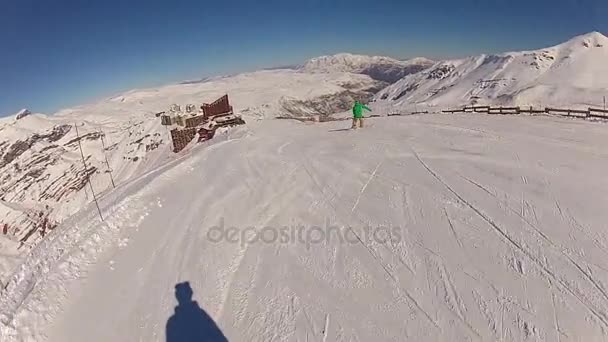 滑雪下来边坡 — 图库视频影像