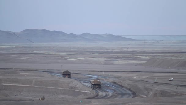 Paisaje desierto con camiones — Vídeos de Stock