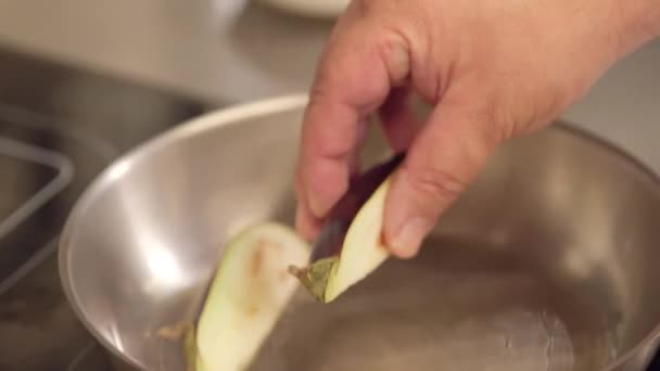 Berinjela em frigideira quente — Vídeo de Stock