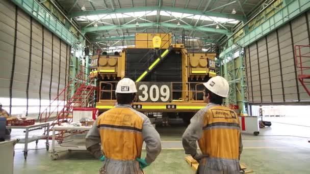 Engineers on dump truck — Stock Video
