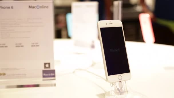 IPhone 6 en pantalla en una tienda — Vídeo de stock