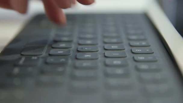 Finger schlagen auf Tastatur — Stockvideo